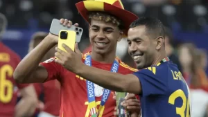 mounir-nasraoui-junto-a-su-hijo-lamine-yamal-celebrando-la-eurocopa