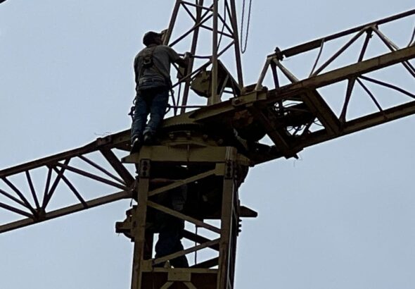 Alcaldesa Elizabeth Niño supervisó desmontaje de grúa que mantenía en zozobra a 360 familias en Mañongo (2)