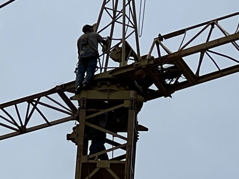 Alcaldesa Elizabeth Niño supervisó desmontaje de grúa que mantenía en zozobra a 360 familias en Mañongo (2)
