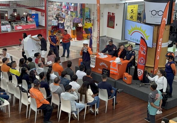 Ciclo de talleres de cultura sísmica que se dicta en Naguanagua llegó al centro comercial La Granja (2)