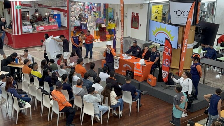 Ciclo de talleres de cultura sísmica que se dicta en Naguanagua llegó al centro comercial La Granja (2)