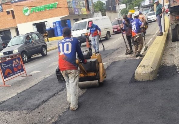 Gestión Elizabeth Niño continúa despliegue intensivo de asfaltado y bacheo en distintos sectores de Naguanagua (1)