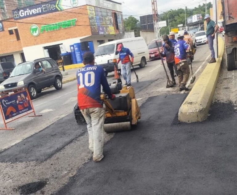 Gestión Elizabeth Niño continúa despliegue intensivo de asfaltado y bacheo en distintos sectores de Naguanagua (1)